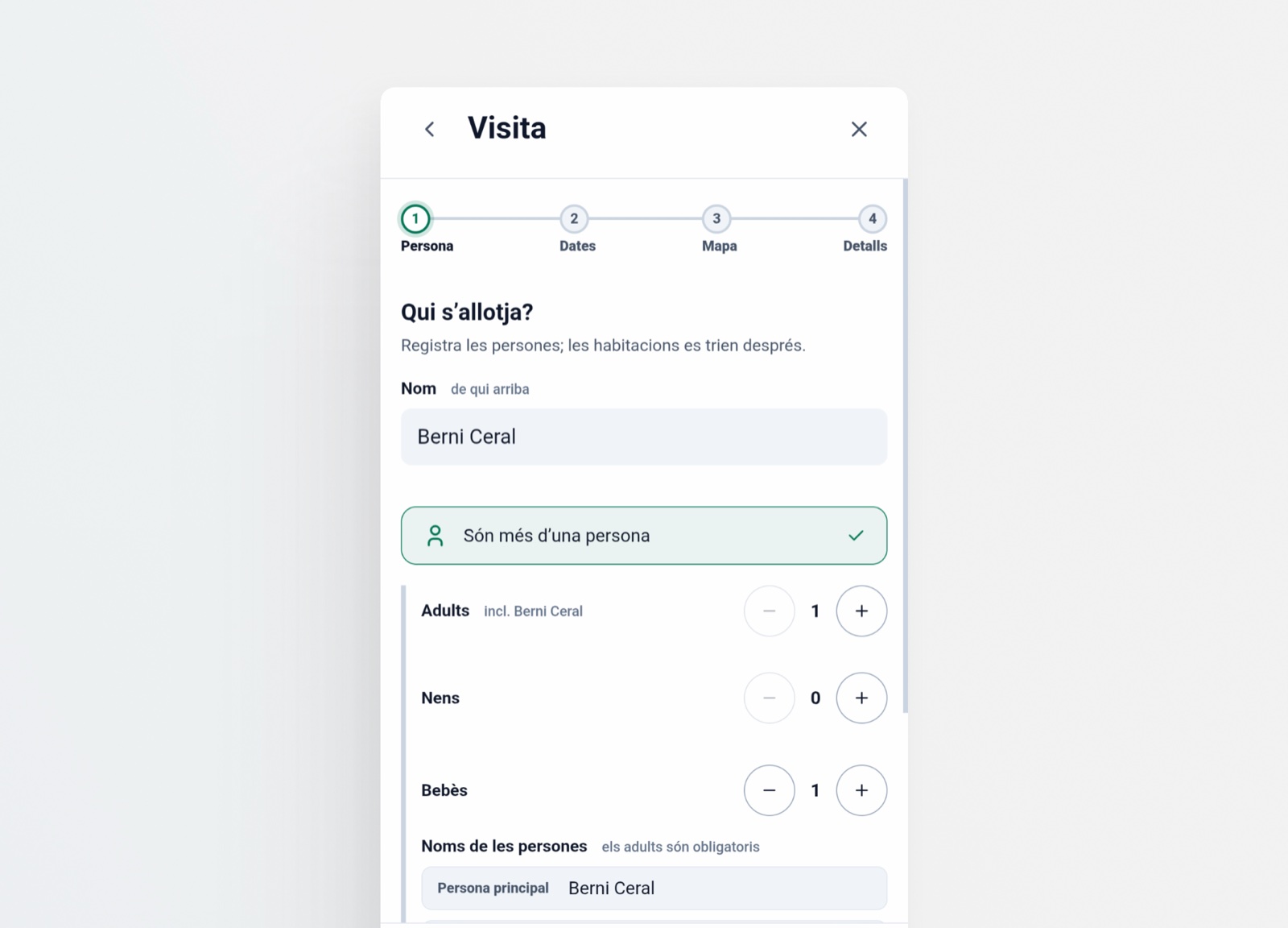 Captura del formulario de Visita en K Rooms: cuatro pasos (Persona, Dates, Mapa, Detalls), la pregunta «Qui s'allotja?», el nombre de la persona principal, la opción «Són més d'una persona» activada y contadores de adultos, niños y bebés.
