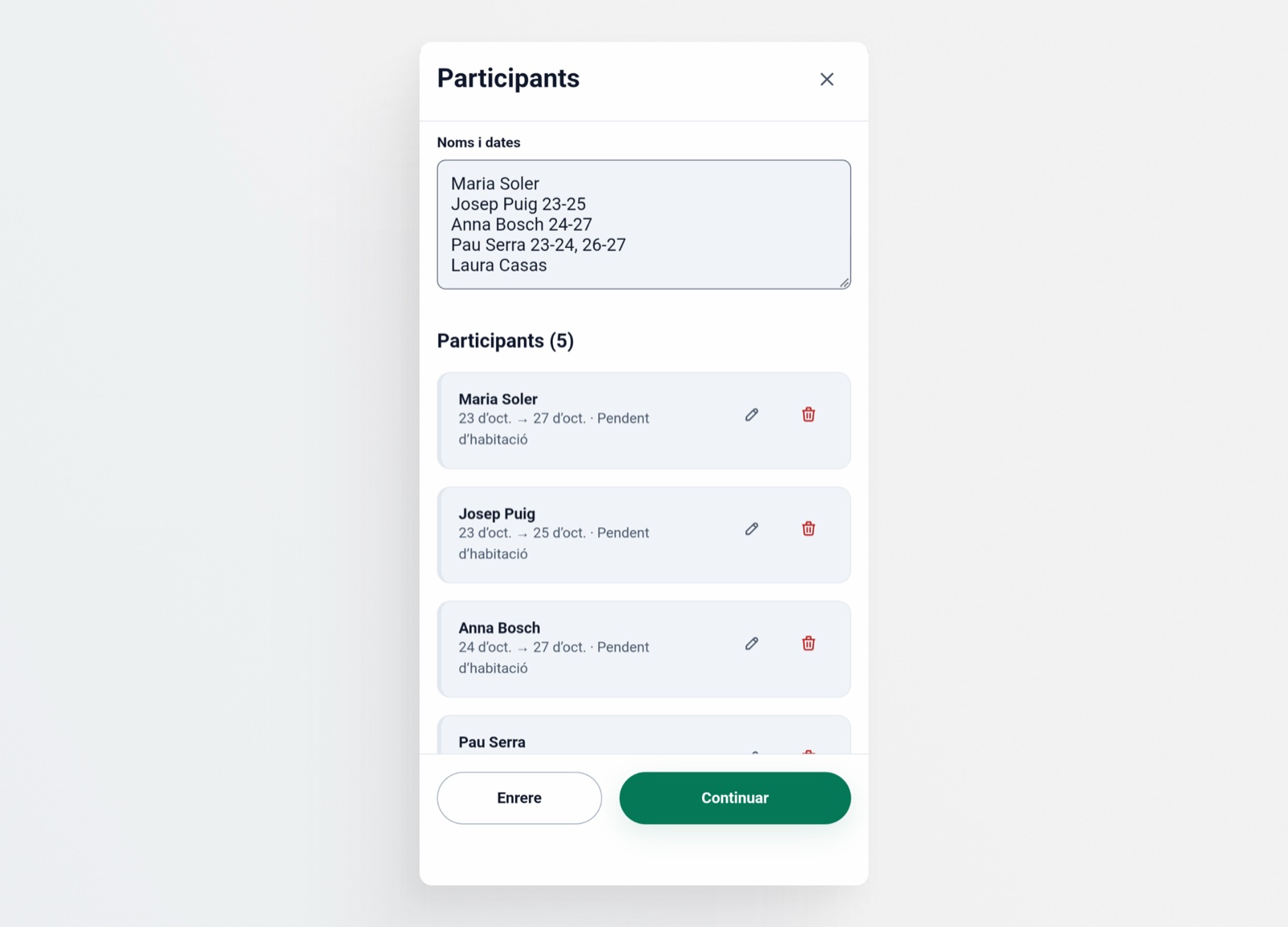 Captura de la lista inteligente en K Rooms: un cuadro de texto «Noms i dates» con cinco nombres pegados, algunos con fechas, y debajo la lista «Participants (5)» con cada persona convertida en un registro con sus fechas de entrada y salida, marcada como pendiente de habitación.