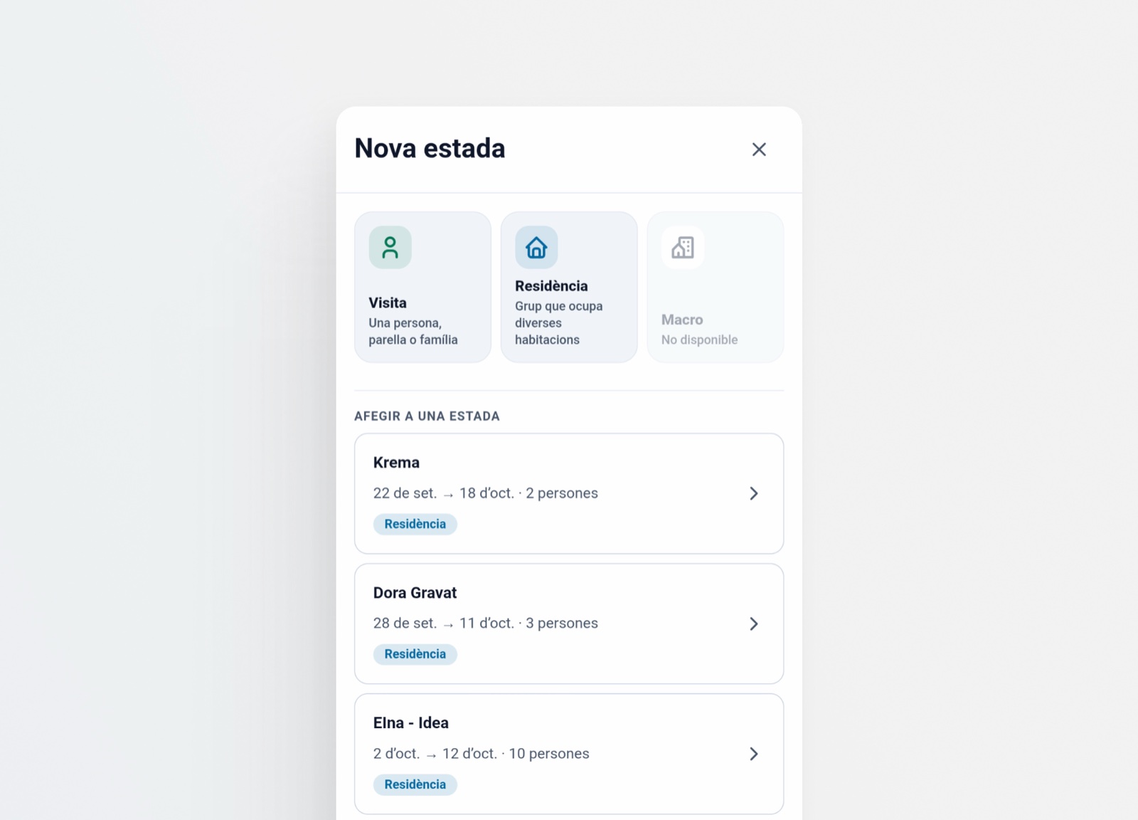 Captura de la pantalla 'Nova estada' en K Rooms: tres tarjetas para elegir tipo de estancia (Visita, Residència, Macro — esta última marcada como 'No disponible'), y debajo una lista de estancias existentes con fechas, número de personas y etiqueta de tipo.